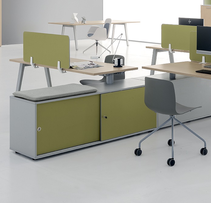 E-PLACE DV804 desk with service unit